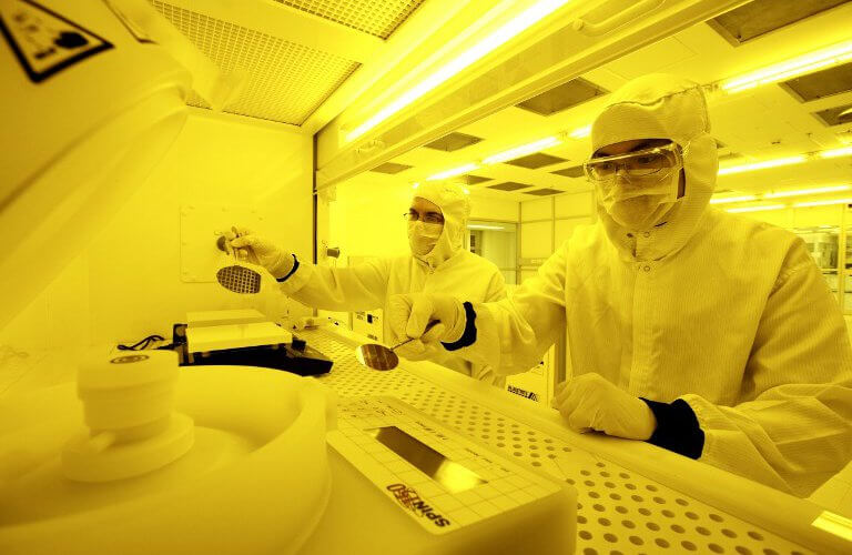 Engineers making quantum devices in Sydney. Source: AFP PHOTO / Australian National Fabrication Facility"