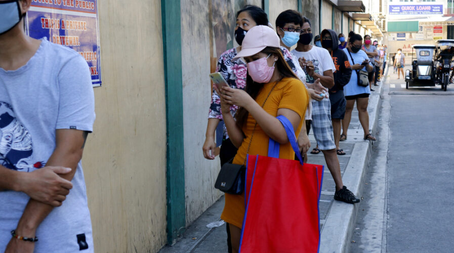 The Philippines is home to a largely underbanked and unbanked population that's out of reach of traditional banking services -- which is what fintechs are aiming to capitalize on( IMG / junpizon / shutterstock)